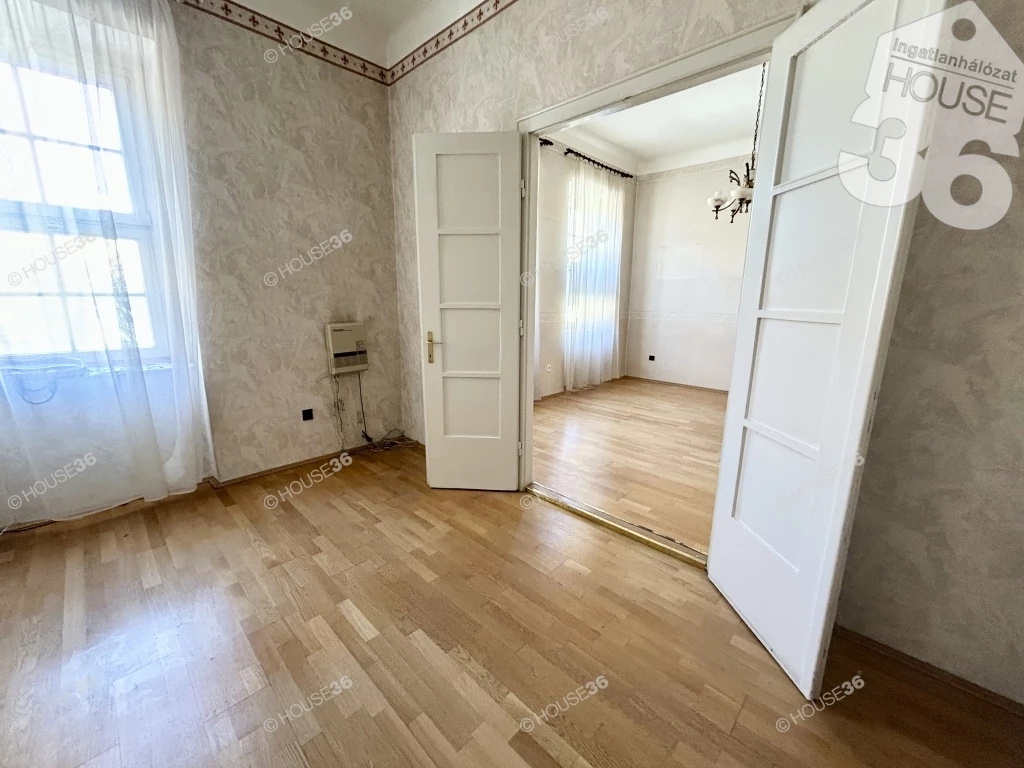 Eladó iroda Kecskemét egyik legfrekventáltabb pontján a Cifrapalota közelében!