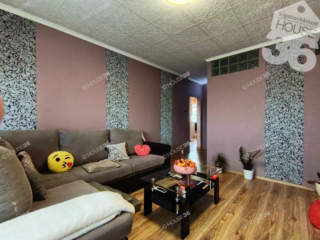 Kecskeméten felújított, 2 szobás, erkélyes lakás eladó!