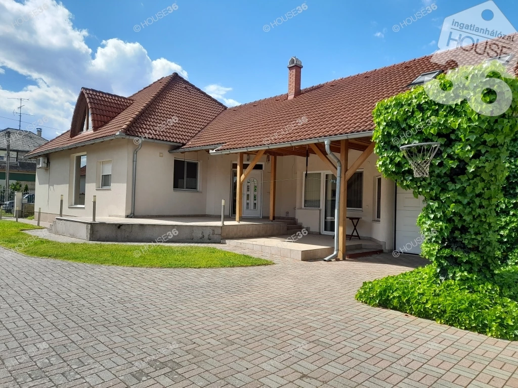 Barcson, a Fürdő utcában eladó kétgenerációs, modern, igényes családi ház!