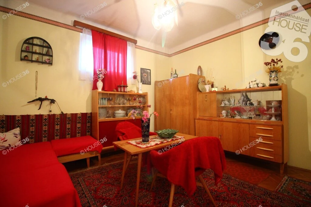 CSENGŐD KÖZPONTJÁBAN KÉT SZOBÁS CSALÁDI HÁZ ELADÓ!