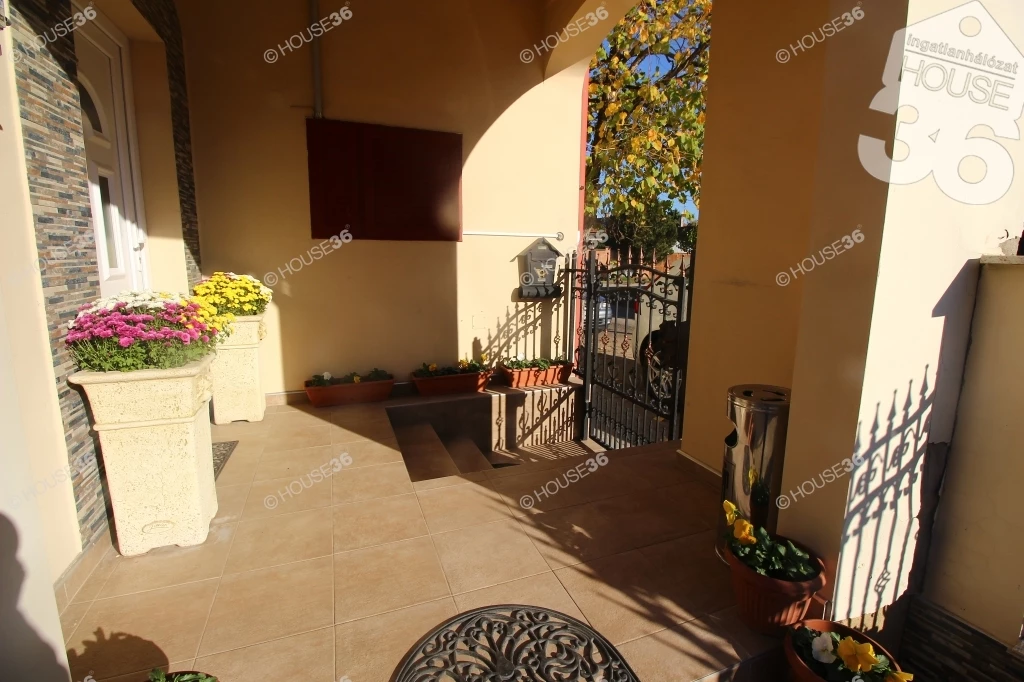 KISKUNHALAS KÖZPONTJÁBAN 4 SZOBÁS FELÚJÍTOTT CSALÁDI HÁZ ELADÓ!