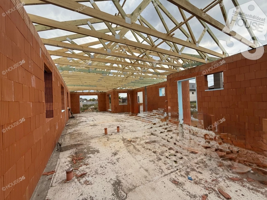 Kecskeméttől 5 percre új építésű, gépkocsibellónál találkozó ikerház eladó!