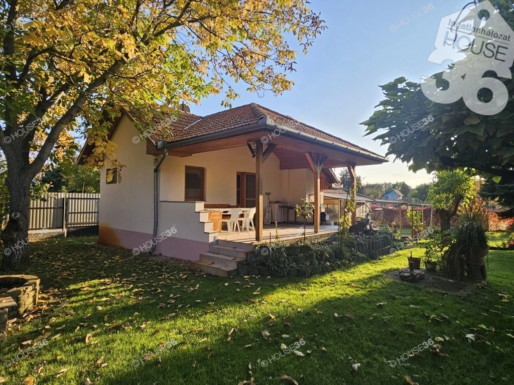 ÁRCSÖKKENÉS ! A nyugalom szigete, egy parkra néző madárcsicsergős kis ház!