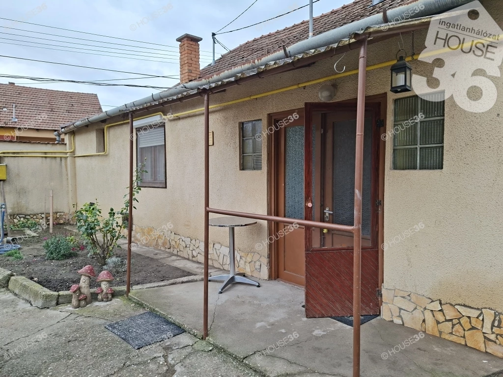 Barátságos, kétszobás külső házrész, csendes udvarral!