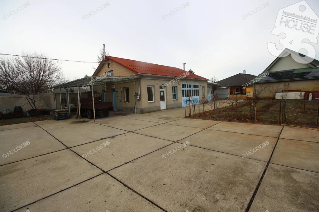 SOLTVADKERT KÖZPONTJÁBAN 140 M2 ÜZEMÉPÜLET ÉS FELÚJÍTANDÓ LAKÓHÁZ ELADÓ!