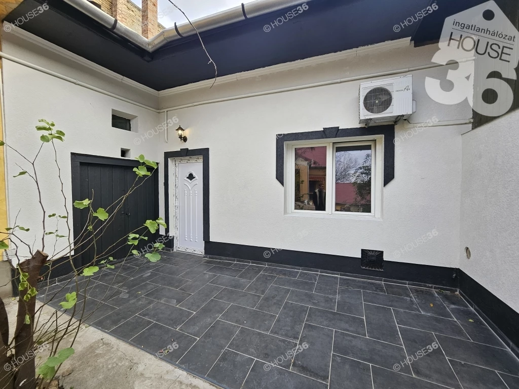 Malomtól 2 percre fsz.-i felújított lakás saját tárolóval eladó!