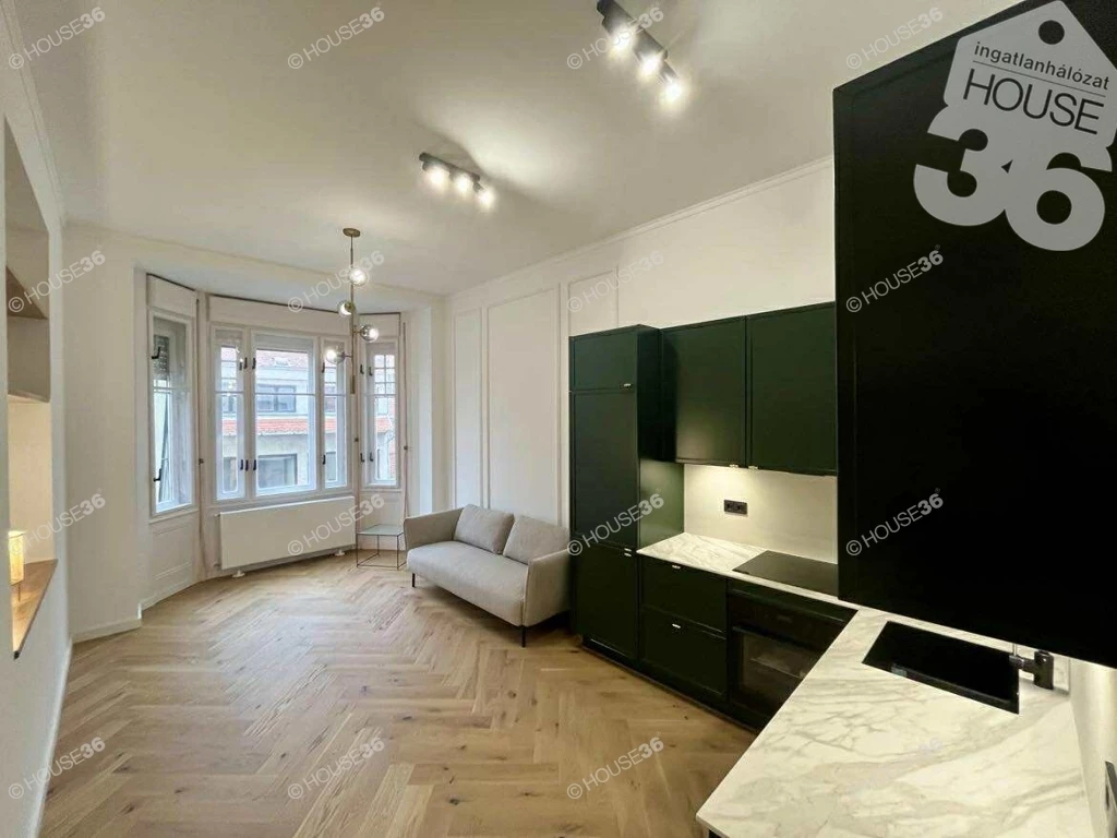 Kecskemét-Rákóczi úton, 1. emeleti, felújított, prémium minőségű lakás eladó!