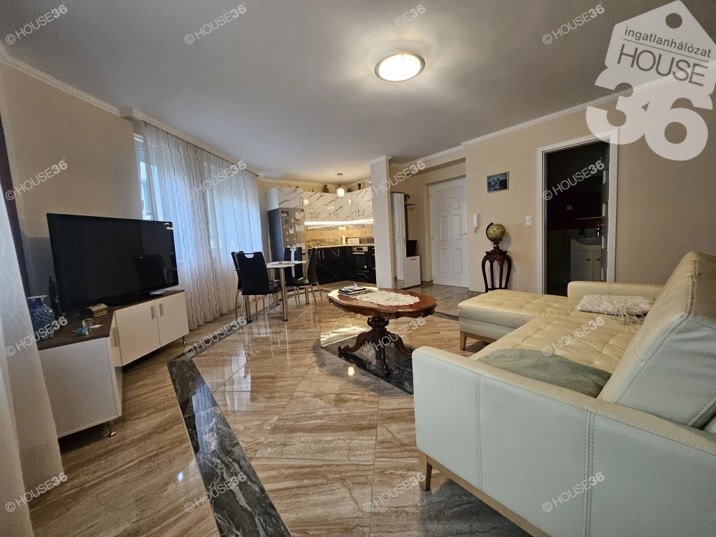 Rákóczi út szomszédságában, fiatal, liftes, erkélyes lakás eladó!