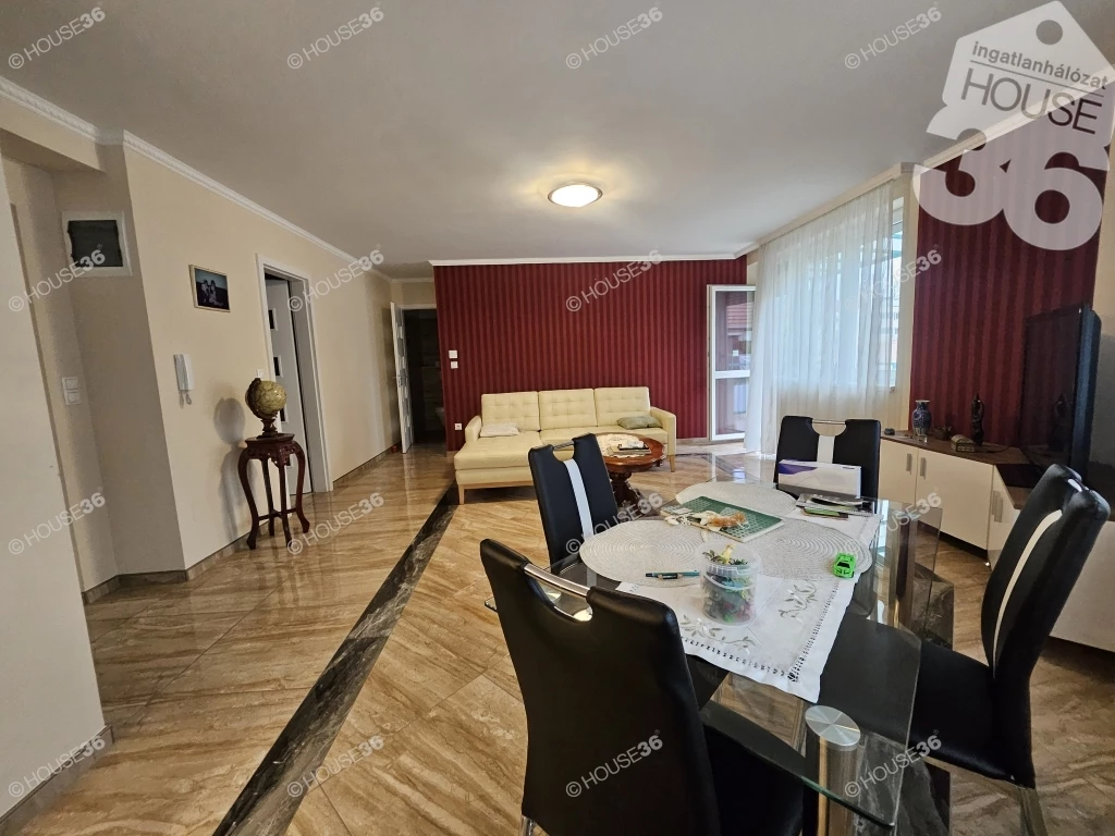 RÁKÓCZI út szomszédságában, fiatal, liftes, erkélyes lakás eladó!