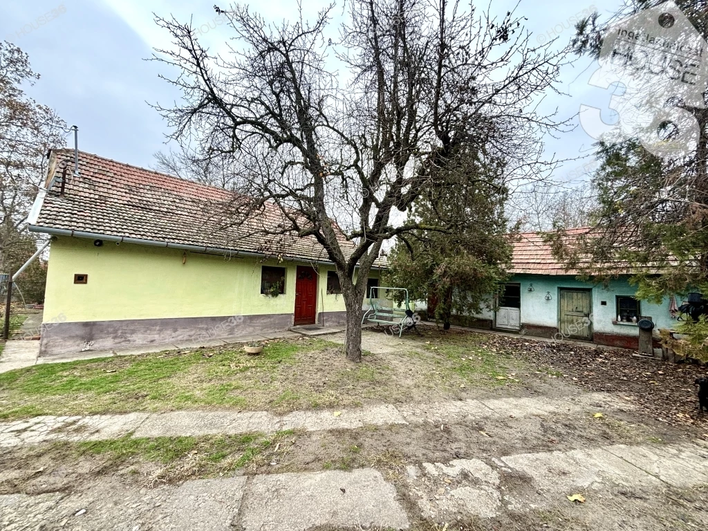 Eladó tanya Pálmonostora külterületén – két külön lakrésszel, erdővel