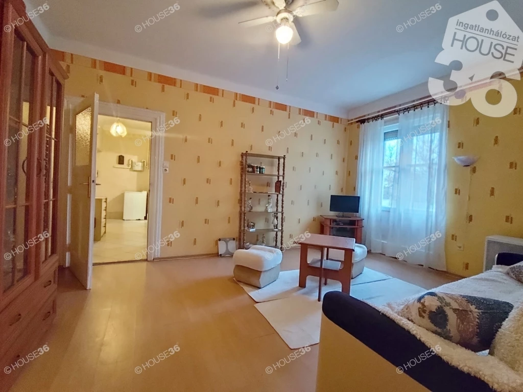 Kecskemét belvárosában, első emeleti lakás eladó!