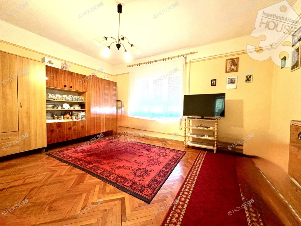 Kecskeméttől néhány percre, a Mercédesz Gyárhoz közel takaros családi ház eladó!