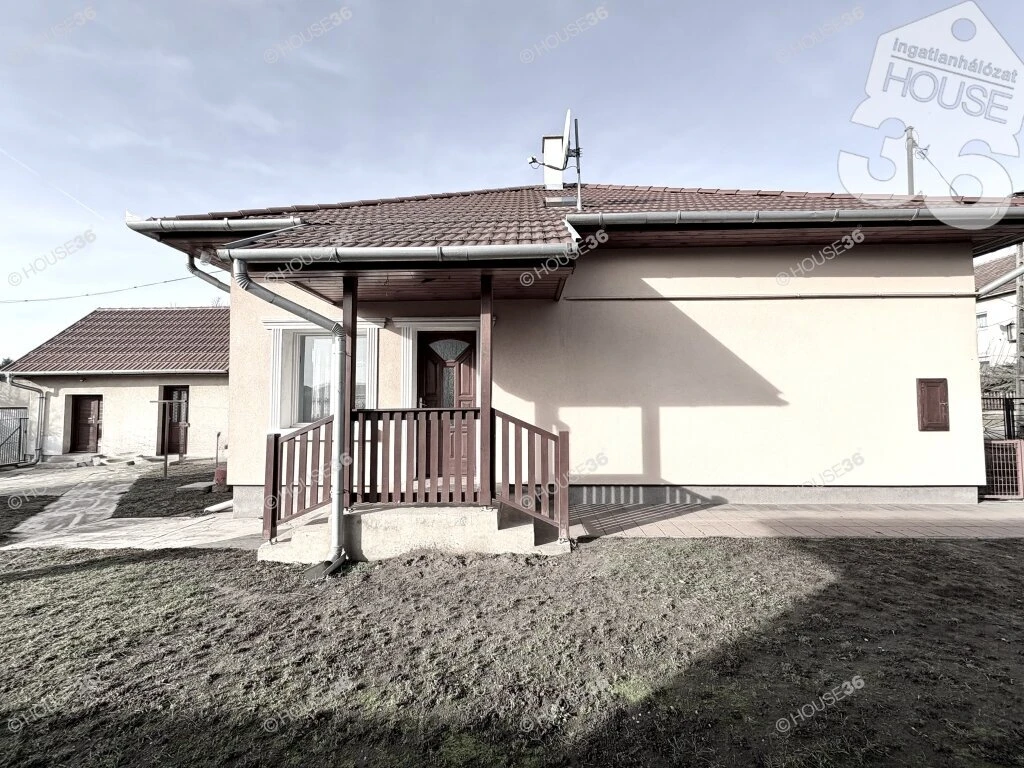 Kecskeméttől néhány percre, a Mercédesz Gyárhoz közel takaros családi ház eladó!