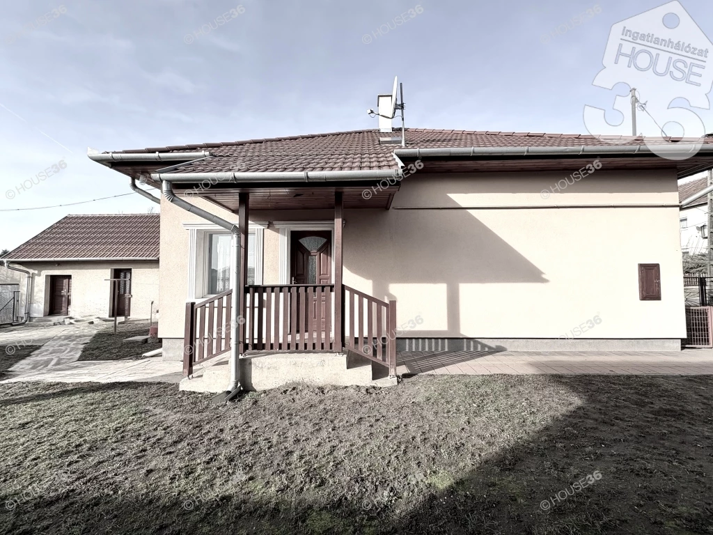 Kecskeméttől néhány percre, a Mercédesz Gyárhoz közel takaros családi ház eladó!