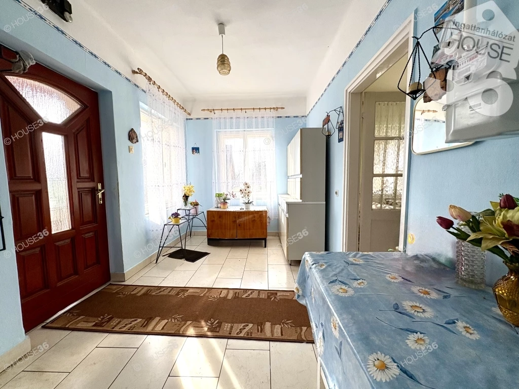 Kecskeméttől néhány percre, a Mercedes gyárhoz közel takaros családi ház eladó!