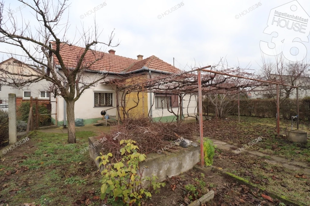 NAGYKŐRÖS EGYIK LEGSZEBB UTCÁJÁBAN CSALÁDI HÁZ ELADÓ!