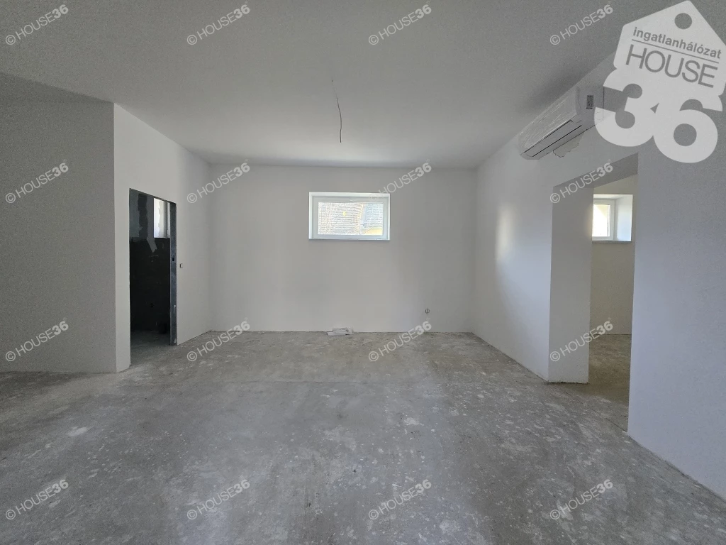 2025-ben felújított lakás eladó, saját udvarrésszel, modern kivitelezés!