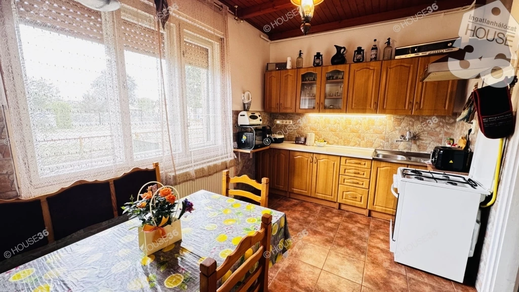 Helvécián 3 rendbeli összesen 140 m2-es családi ház eladó!