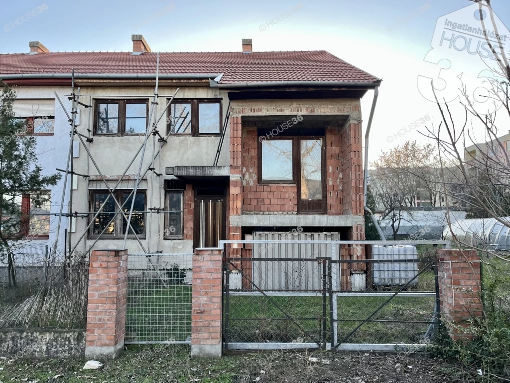 Befektetők figyelem! 196 m2-es szerkezetkész ikerház eladó a Hunyadiváros szívében.