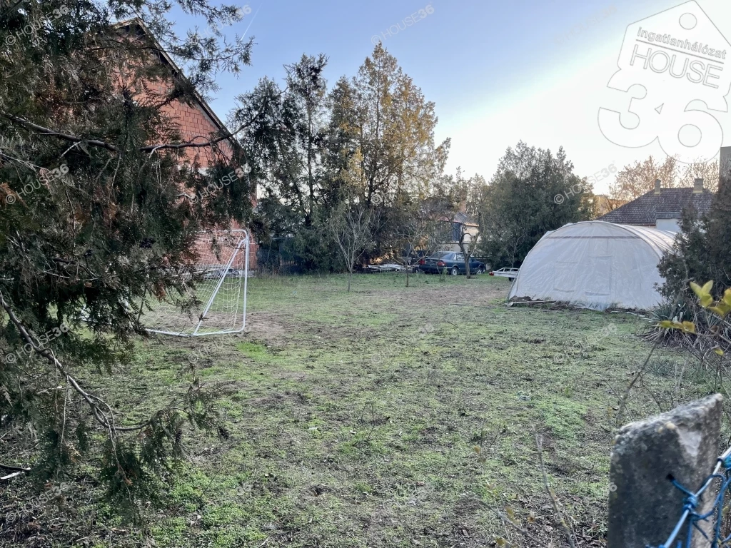 Befektetők figyelem! 809 m2-es építési telek eladó a Hunyadiváros szívében.