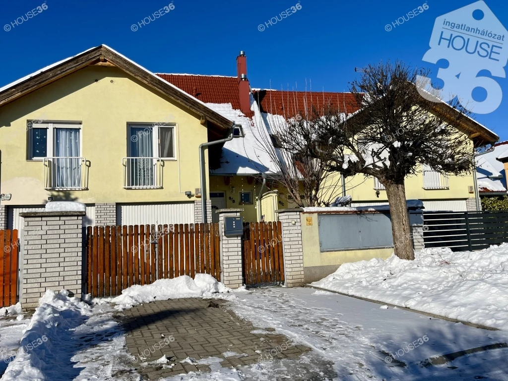 Eladó 100 m2-es sorház saját kerttel és garázzsal Kecskeméten, Hunyadivárosban!