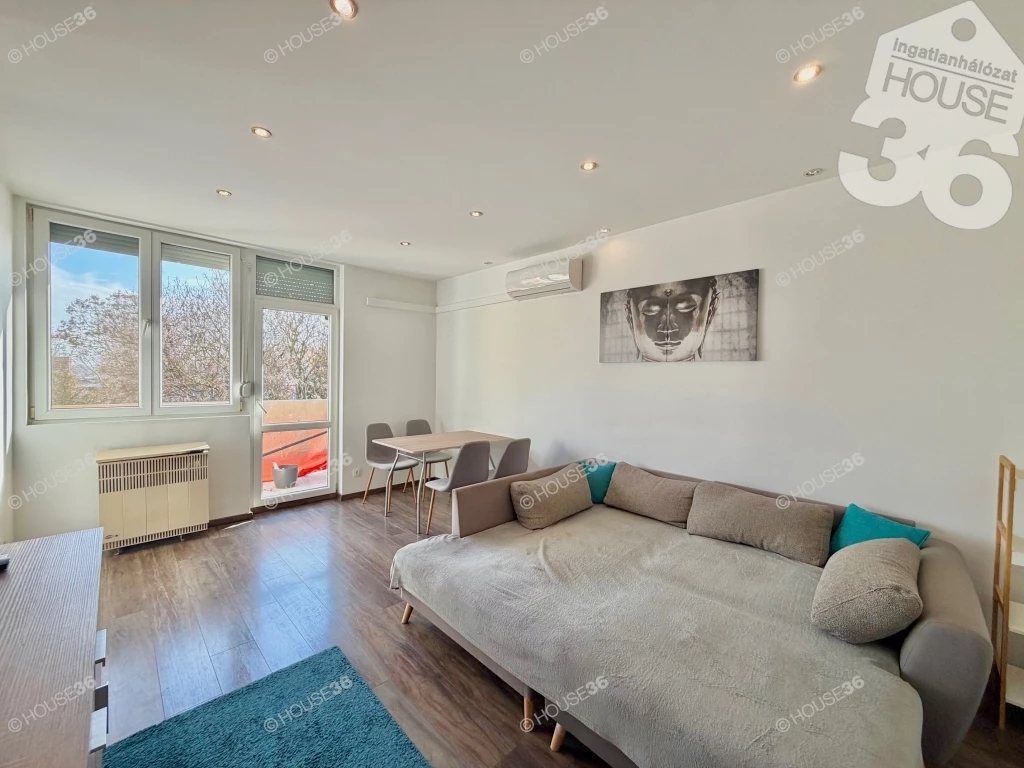 NAPFÉNYES, ERKÉLYES A BATTHYÁNY UTCÁN