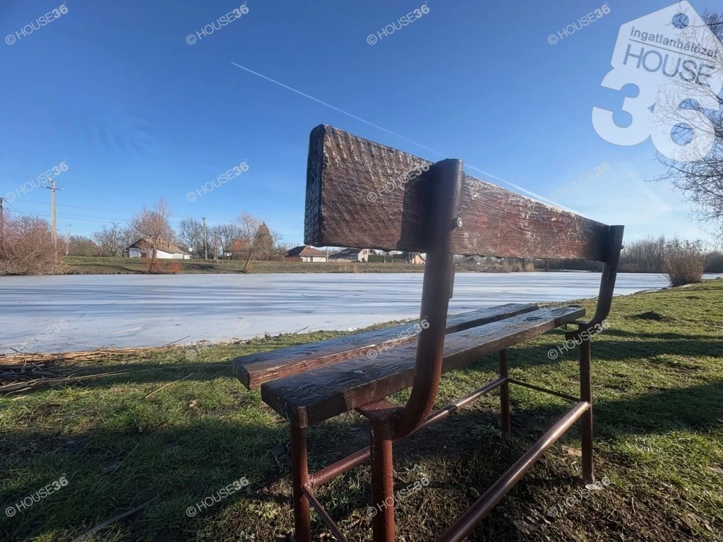 c3-1-name c2-62-name, Tiszaug, József Attila utca