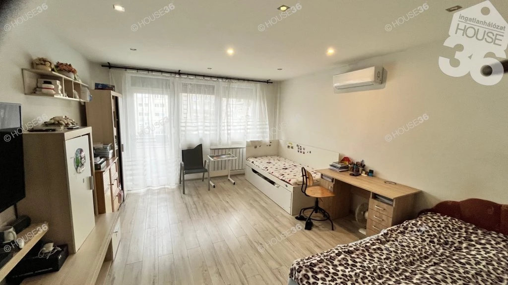 Kecskeméten a Széchenyivárosban, 2 szobás, erkélyes lakás eladó!