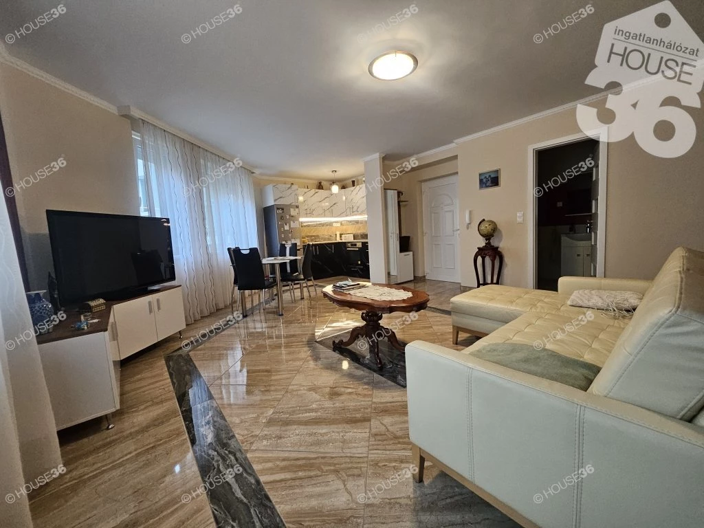 Rákóczi út szomszédságában, fiatal, liftes, erkélyes lakás, akár iroda célra eladó!