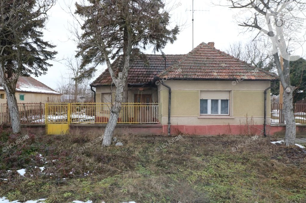 SOLTSZENTIMRÉN, 3 SZOBÁS, FELÚJÍTANDÓ CSALÁDI HÁZ ELADÓ! (1533 m2 telekterület!)