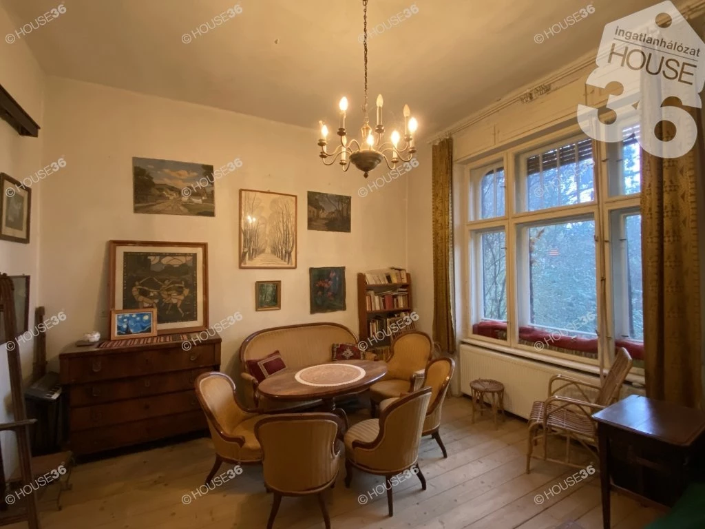 Hangulatos ikerház nagy, parkosított telekkel Budakalászon eladó!