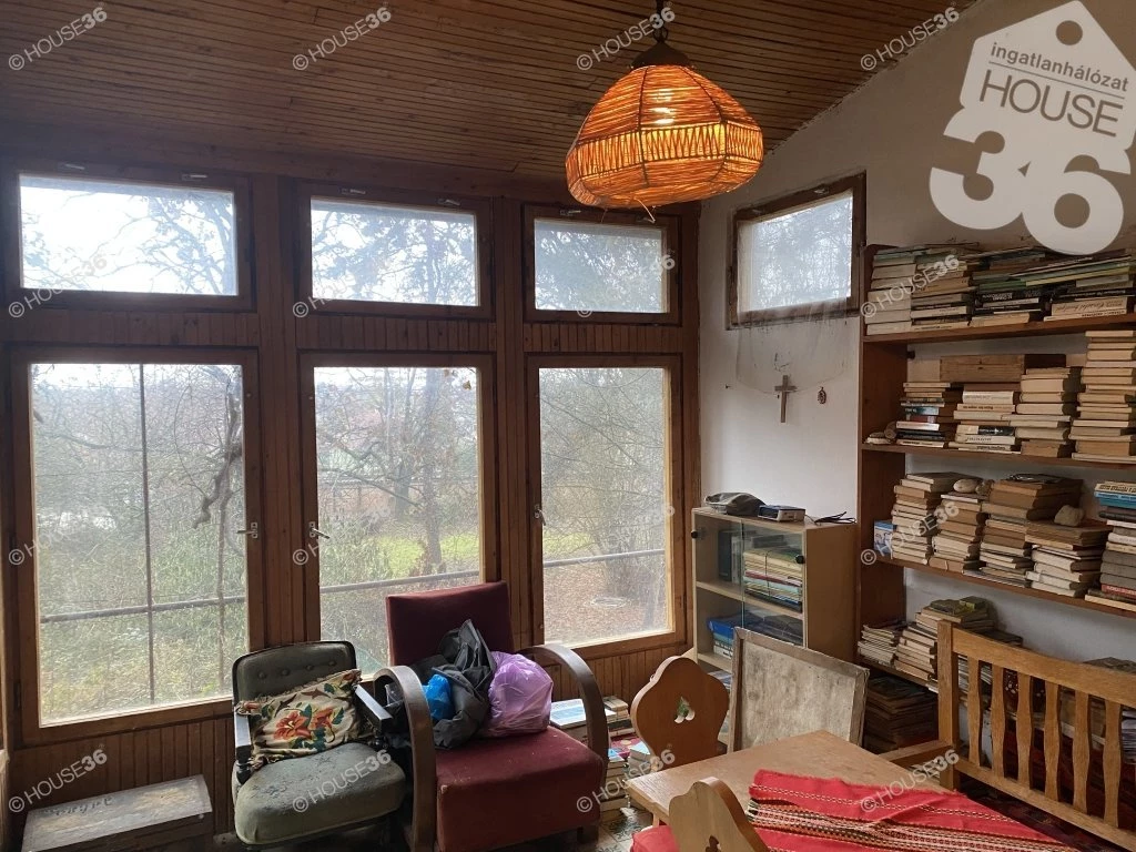 Hangulatos ikerház nagy, parkosított telekkel Budakalászon eladó!