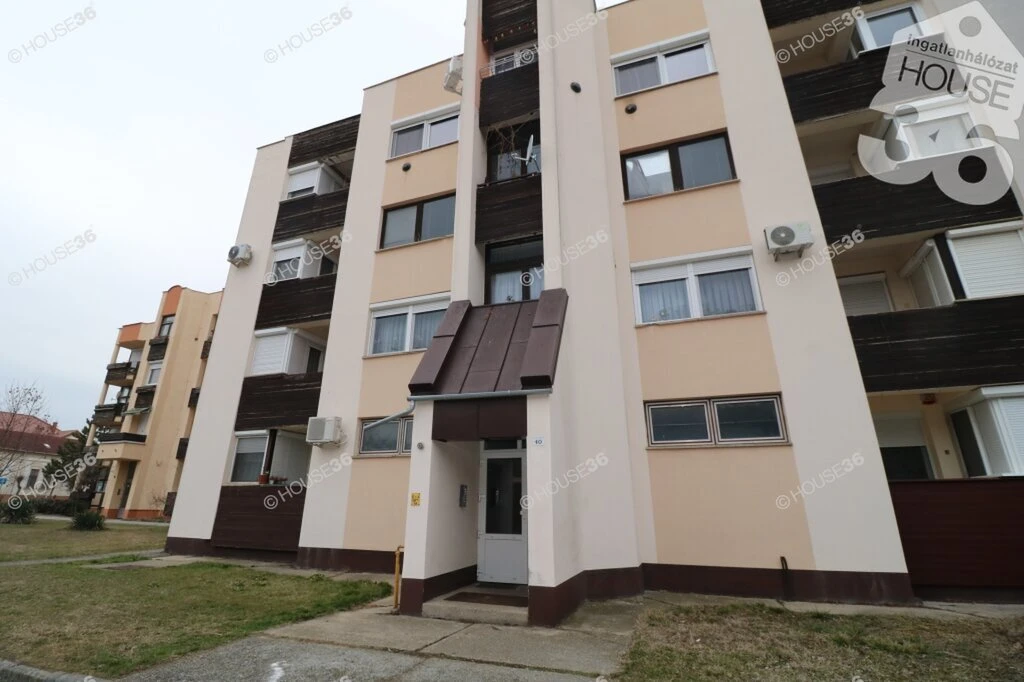 KISKŐRÖS KÖZPONTJÁBAN, 3. EMELETI, 61 m2-es LAKÁS ELADÓ!