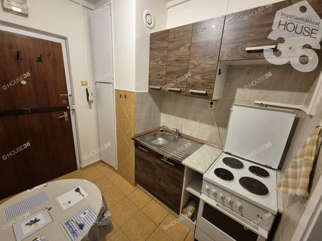 Erkélyes garzon lakás a belvárosban!