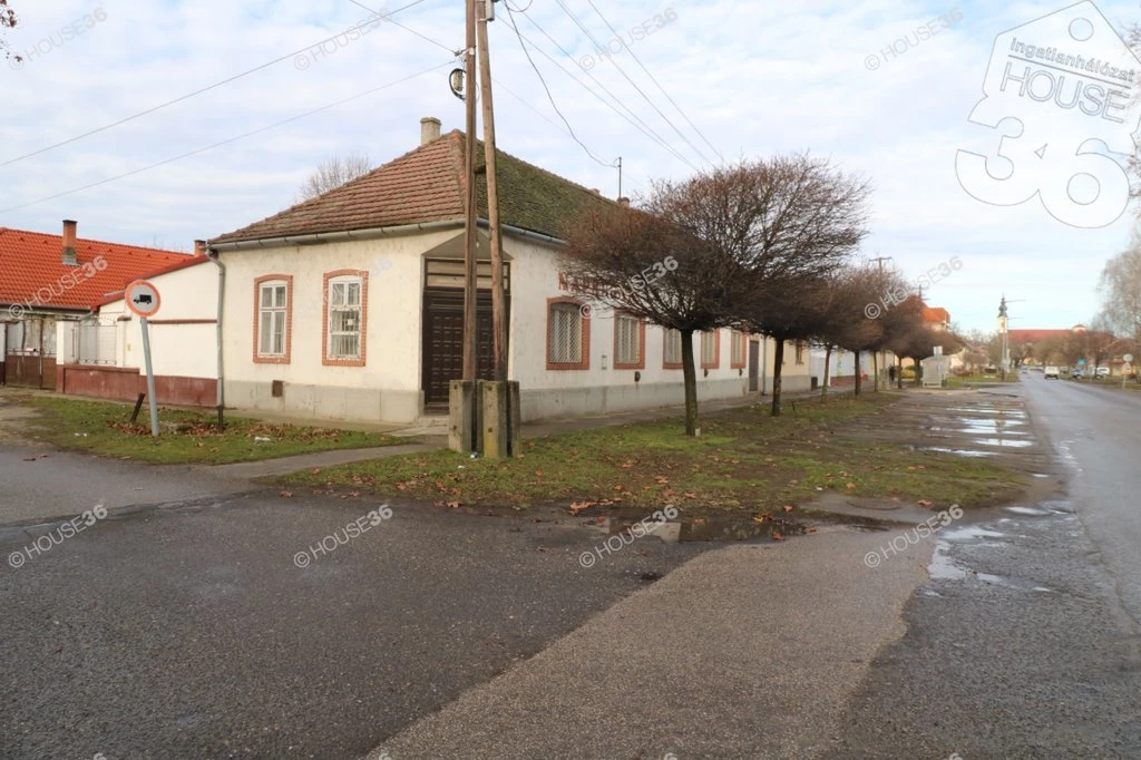 KISKUNHALASON, k.b 150 m2-es, FELÚJÍTANDÓ HÁZ ELADÓ!