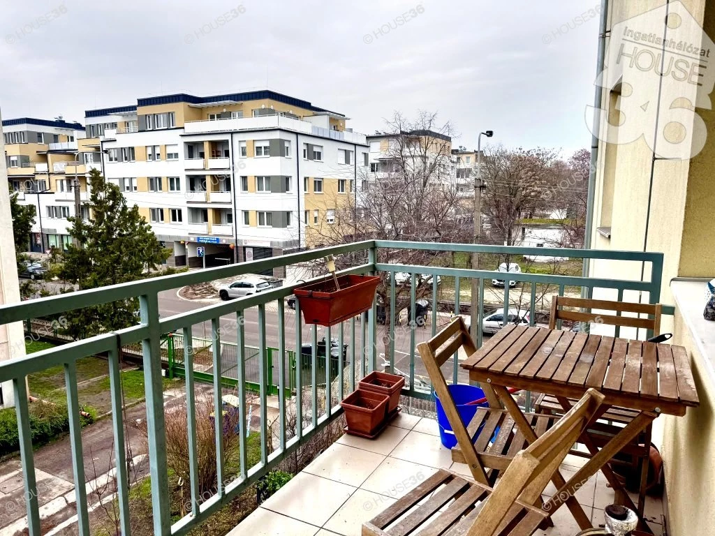 BALATON UTCAI, nappali + 2 szobás, ERKÉLYES LAKÁS eladó!