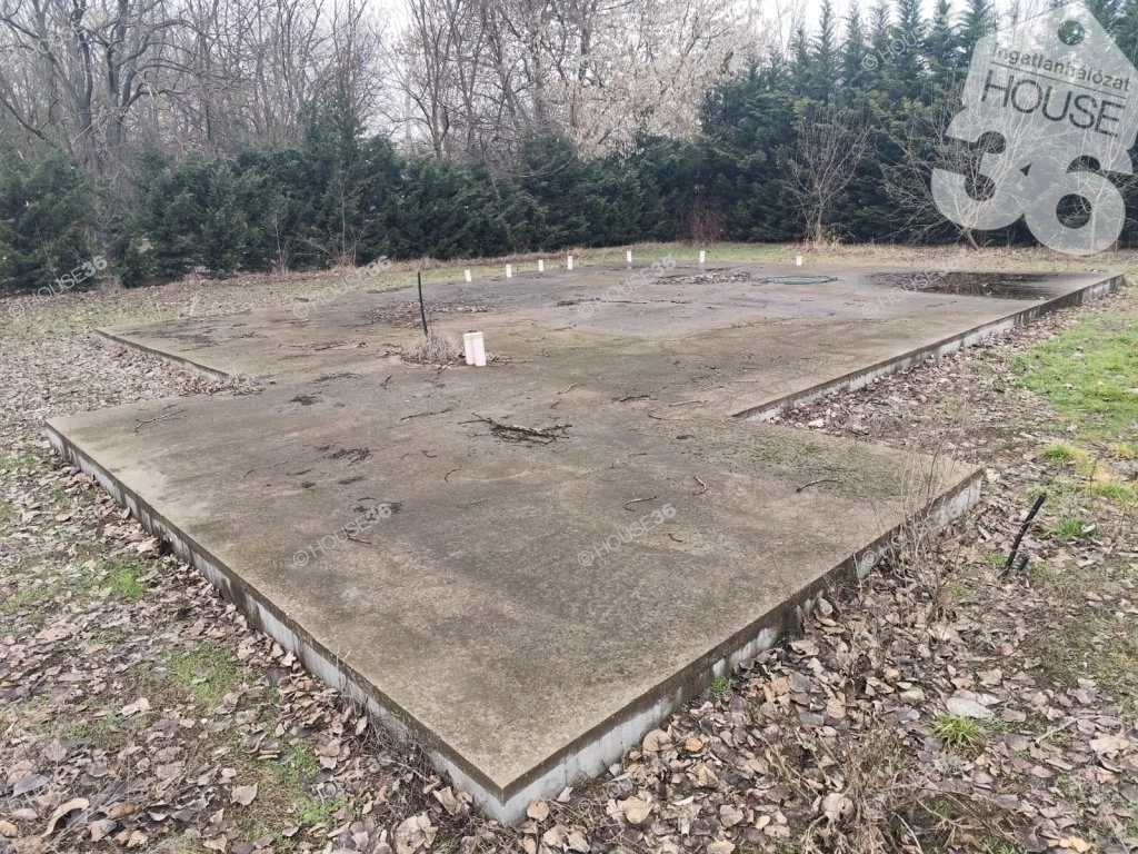 Hunyadivárosban Belterületi Telek Eladó, Meglévő Alappal