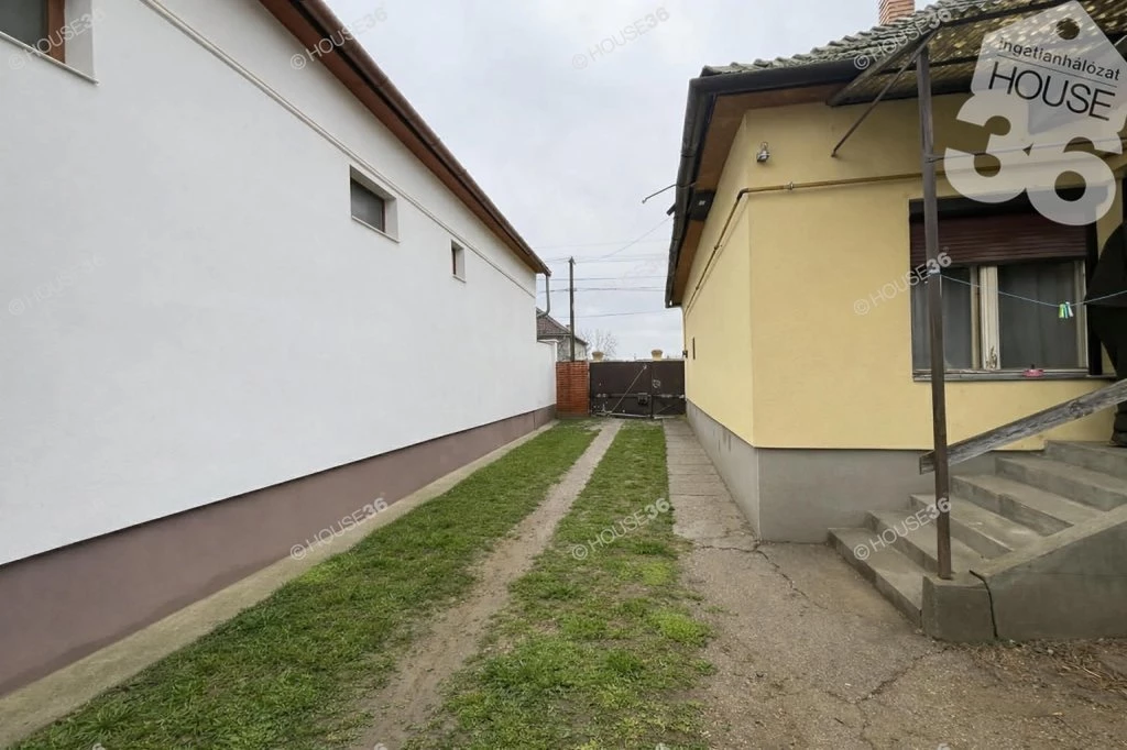 Faddon családi ház, extra méretű telekkel eladó!