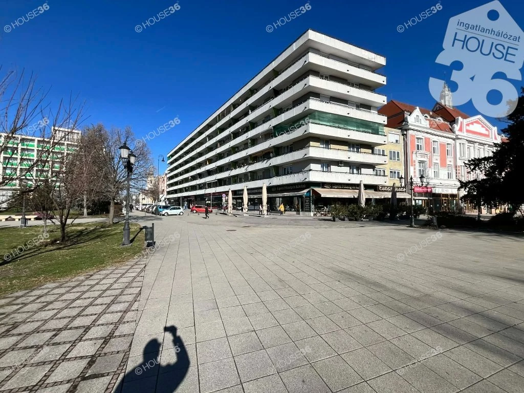 Kecskemét FŐTERÉN a VÁROSHÁZA szomszédságában II. EMELETI LAKÁS eladó!