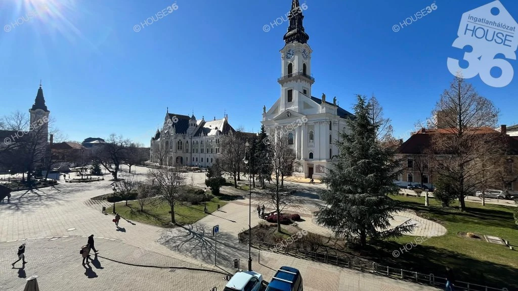 Kecskemét hangulatos főterén a városháza szomszédságában 2. emeleti lakás eladó!