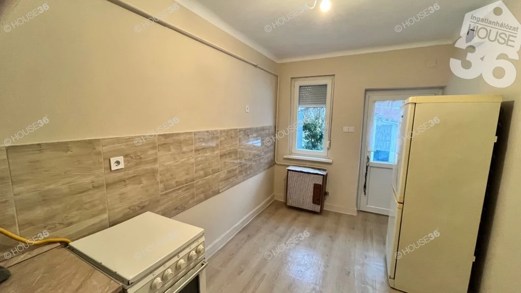 Kecskeméten a Petőfivárosban 2 szobás sorház eladó!