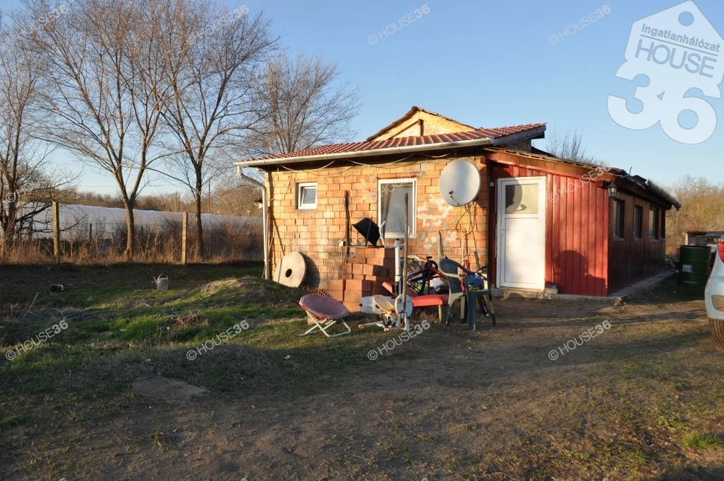 Nyárlőrincen zártkerti ingatlan eladó!