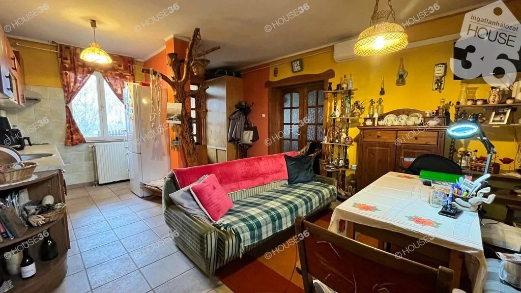 Kecskemét agglomerációjában Városföldön nagy családi ház garázzsal eladó!