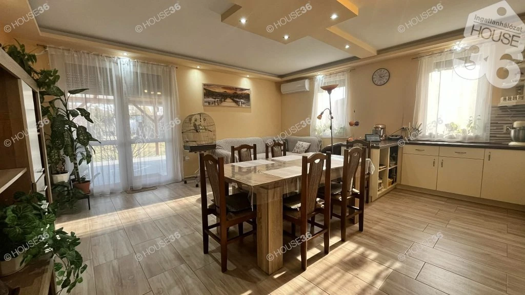 Kecskeméten önálló telken újszerű családi ház eladó!