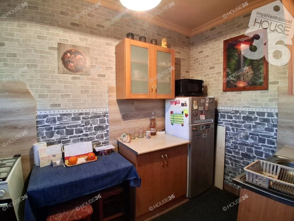 ELADÓ FELÚJÍTOTT EGY SZOBÁS LAKÁS GARÁZZSAL!