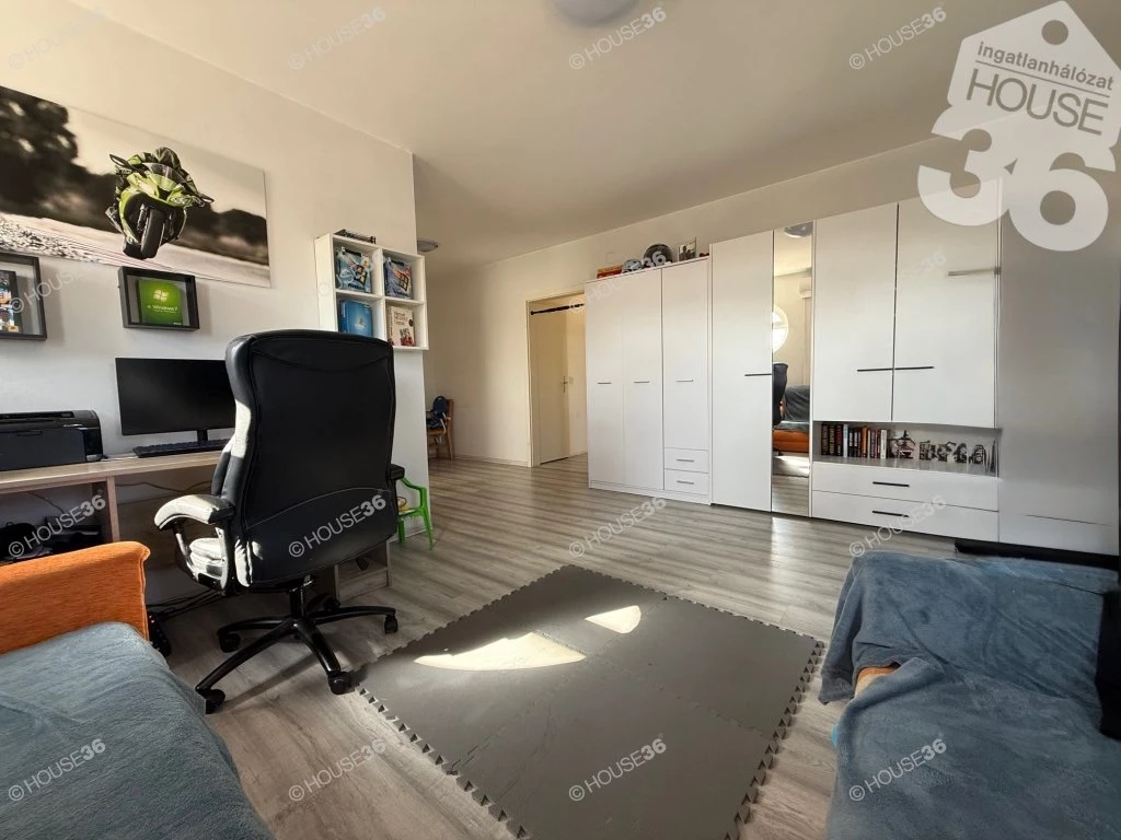 Petőfivárosi, gázcirkós, nappali + 2 szobás lakás, gépkocsi beállóval ELADÓ!