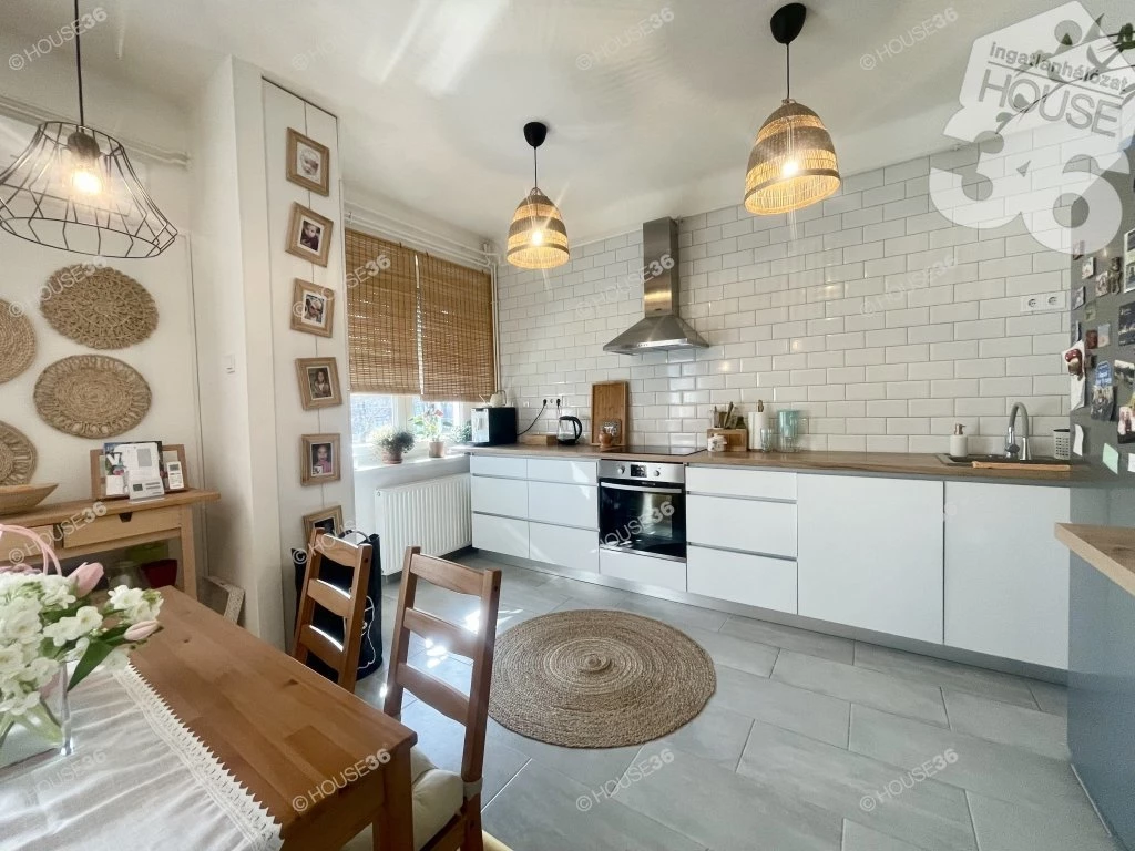 Kecskemét belvárosi I. emeleti, erkélyes, egyedi, tégla lakás eladó!!!