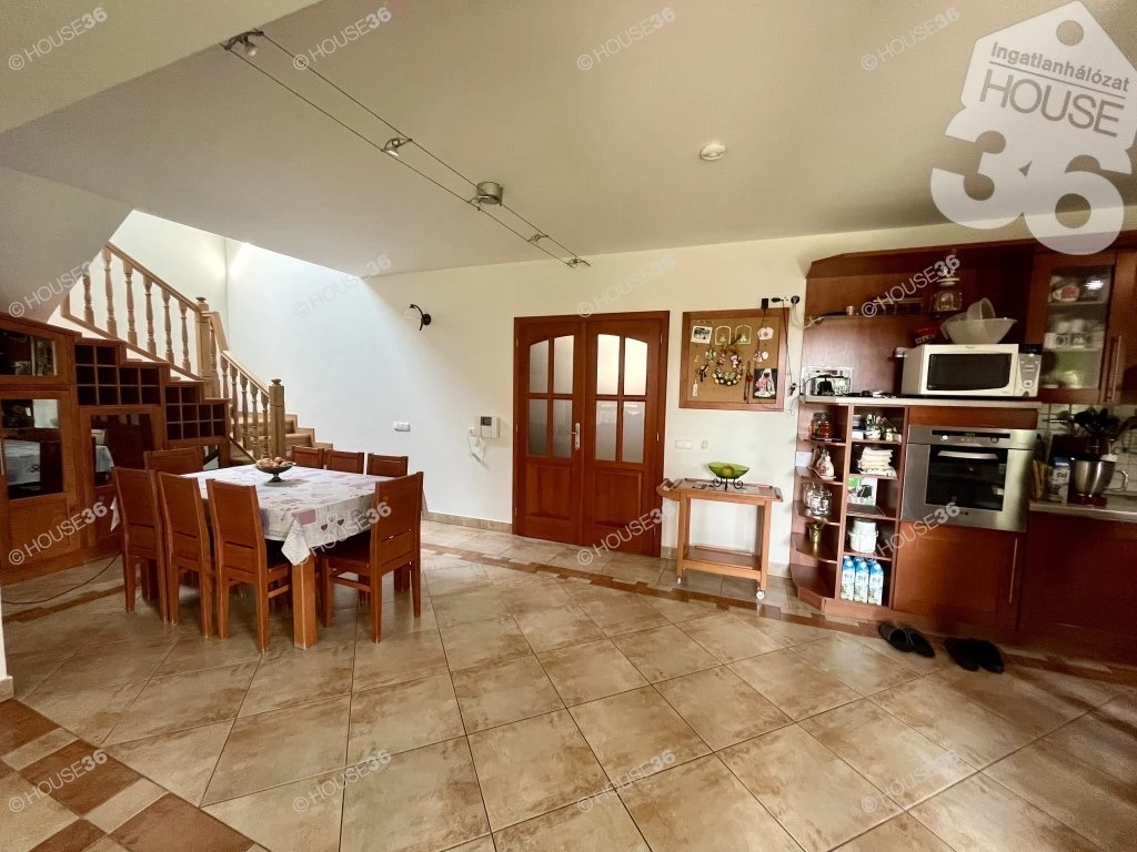 Eladó 5 szobás, igényes kivitelezésű  családi ház Kiskunfélegyháza belvárosában