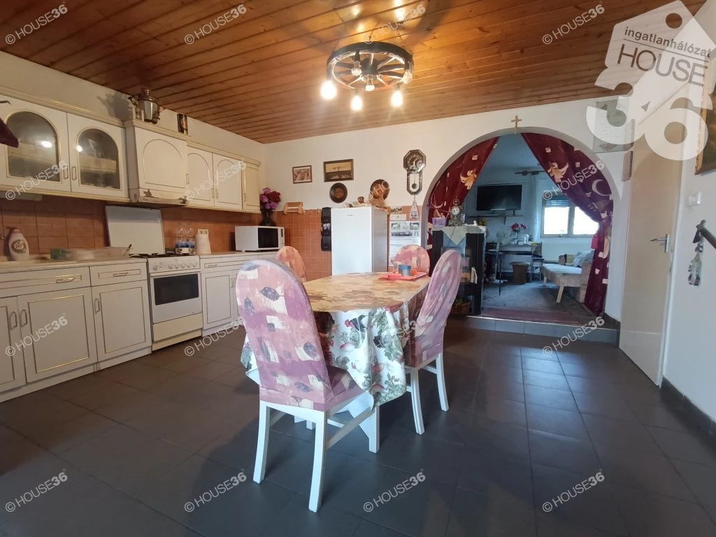 Zöldövezetben, hangulatos családi ház eladó!