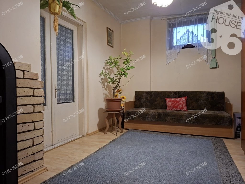 Barátságos, kétszobás külső házrész, csendes udvarral!